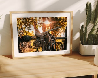 Wall26 - Cuadro Cowboy Sombrero Y Espuelas En Silla De Montar | Lienzo 16x24 Pulg | Estilo Vaquero Art Déco