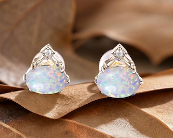 Pendientes de boda de ópalo blanco de corte ovalado, pendientes de compromiso con detalle de moissanita, pendientes minimalistas de oro amarillo, regalo de Navidad para ella.