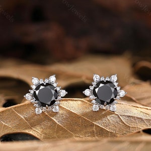 Boucles d'oreilles en onyx noir Boucles d'oreilles minimalistes en moissanite Boucles d'oreilles délicates en onyx noir Boucles d'oreilles rondes en onyx noir Boucles d'oreilles à dos plat Cadeau d'anniversaire