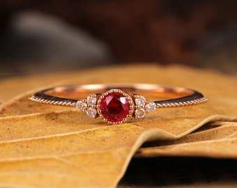 Anello rubino, anello rubino minimalista, anello rotondo in oro, anelli personalizzati, anello delicato, anello rubino semplice, anello impilabile, regalo per la festa della mamma