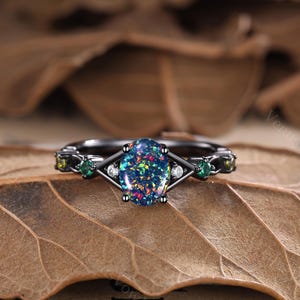 ヴィンテージオーバルカットブラックオパールレディースエンゲージリング、ブラックゴールドレディースリング、繊細なモアッサナイトエメラルドリング、ハンドメイドジュエリー、彼女へのプロミスリング