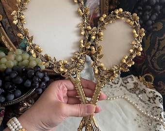Espejo de mano y cepillo para el cabello estilo vintage con forma de globo terráqueo, chapado en oro de 24 quilates, con detalles en relieve de hibisco, estilo victoriano francés ornamentado y elegante. Tocador antiguo.