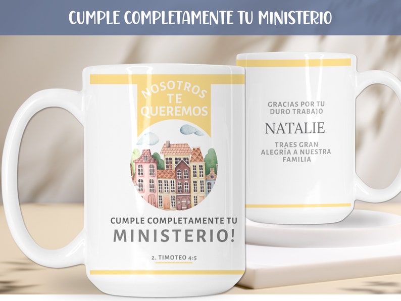 Peut inclure: Une tasse en c&eacute;ramique blanche avec un motif jaune et blanc. La tasse pr&eacute;sente une illustration d'une petite ville avec le texte "Nosotros te queremos" et "Cumple completamente tu Ministerio! 2. Timoteo 4:5". L'autre c&ocirc;t&eacute; de la tasse a le texte "Gracias por tu duro trabajo Natalie Traes gran alegr&iacute;a a nuestra familia".