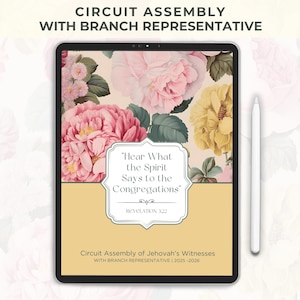 Può includere: Un tablet digitale mostra un design floreale con fiori rosa e gialli. Il testo "Hear What the Spirit Says to the Congregations" è presente, insieme a "REVELATION 3:22". Uno stilo bianco accompagna il tablet. Il testo in alto recita "CIRCUIT ASSEMBLY WITH BRANCH REPRESENTATIVE".