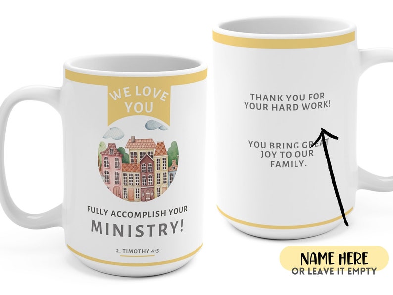 Peut inclure: Une tasse en c&eacute;ramique blanche avec une bande jaune et une illustration color&eacute;e de maisons. Le texte "WE LOVE YOU" est sur une banni&egrave;re jaune au-dessus des maisons. Le texte "FULLY ACCOMPLISH YOUR MINISTRY! 2. TIMOTHY 4:5" est sous les maisons. Le dos de la tasse a le texte "THANK YOU FOR YOUR HARD WORK! YOU BRING GREAT JOY TO OUR FAMILY." et un espace pour un nom.
