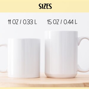 Peut inclure: Deux tasses en c&eacute;ramique blanche, l'une de 11 oz et l'autre de 15 oz, sur une surface en bois clair. Les tasses sont vierges et pr&ecirc;tes &agrave; &ecirc;tre personnalis&eacute;es.