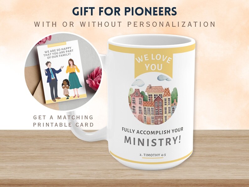 Peut inclure: Une tasse en c&eacute;ramique blanche avec un motif circulaire jaune repr&eacute;sentant une petite ville et le texte "We Love You". La tasse porte &eacute;galement le texte "Fully Accomplish Your Ministry! 2. Timothy 4:5". Une carte imprimable assortie est visible en arri&egrave;re-plan avec le texte "We are so happy that you are part of our family!"