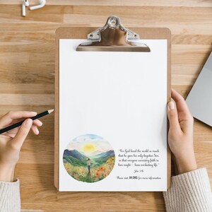 Pu&ograve; includere: Un'illustrazione ad acquerello di una persona che cammina verso una catena montuosa con un sole splendente nel cielo. Il testo sotto l'immagine dice "Poich&eacute; Dio ha tanto amato il mondo da dare il suo Figlio unigenito, affinch&eacute; chiunque crede in lui non perisca, ma abbia vita eterna." Giovanni 3:16. Visita JW.ORG per maggiori informazioni.