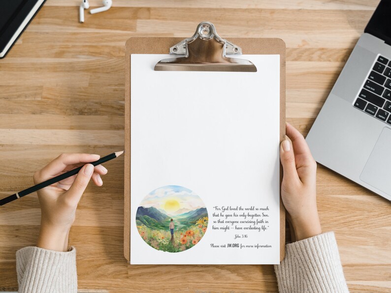 Pu&ograve; includere: Un'illustrazione ad acquerello di una persona che cammina verso una catena montuosa con un sole splendente nel cielo. Il testo sotto l'immagine dice "Poich&eacute; Dio ha tanto amato il mondo da dare il suo Figlio unigenito, affinch&eacute; chiunque crede in lui non perisca, ma abbia vita eterna." Giovanni 3:16. Visita JW.ORG per maggiori informazioni.