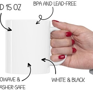 Peut inclure: Mug en c&eacute;ramique blanche avec une poign&eacute;e noire. La tasse est de 11 et 15 onces, sans BPA ni plomb, passe au micro-ondes et au lave-vaisselle.