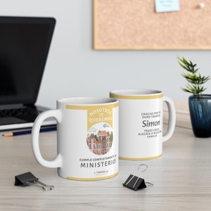 Peut inclure: Deux tasses en c&eacute;ramique blanche avec une bande jaune autour du haut. La tasse de gauche pr&eacute;sente une illustration aquarelle d'un horizon urbain avec le texte "NOSOTROS TE QUEREMOS" et "CUMPLE COMPLETAMENTE TU MINISTERIO! 2. TIMOTEO 4:5". La tasse de droite a le texte "GRACIAS POR TU DURO TRABAJO Simon TRAES GRAN ALEGR&Iacute;A A NUESTRA FAMILIA".