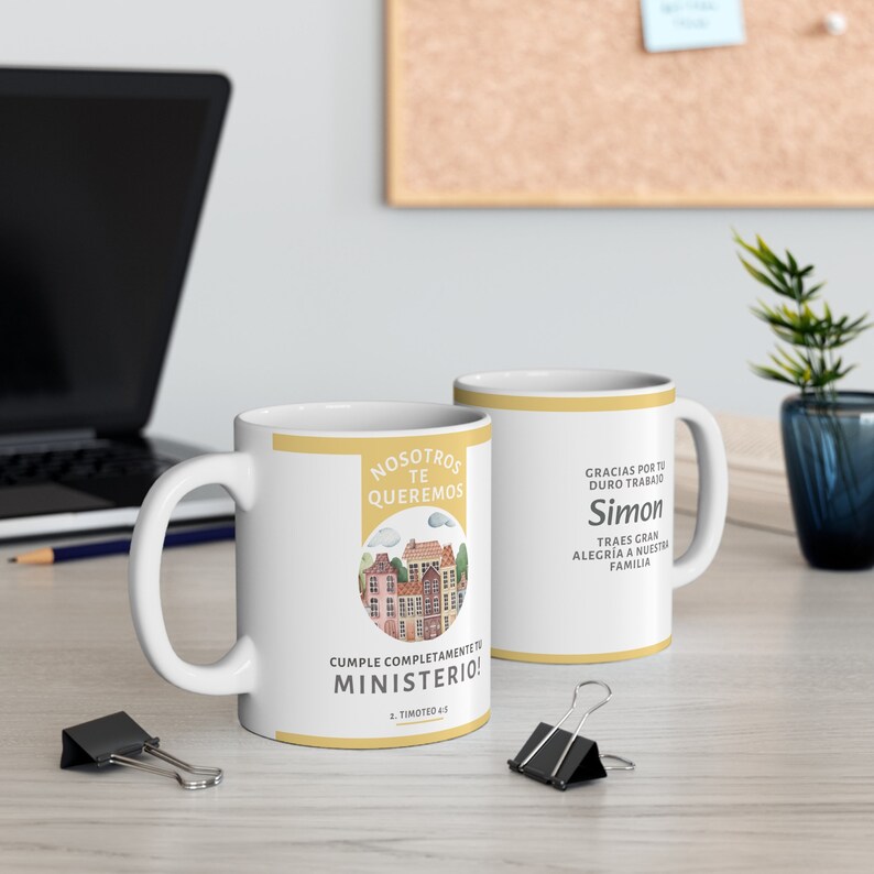 Peut inclure: Deux tasses en c&eacute;ramique blanche avec une bande jaune autour du haut. La tasse de gauche pr&eacute;sente une illustration aquarelle d'un horizon urbain avec le texte "NOSOTROS TE QUEREMOS" et "CUMPLE COMPLETAMENTE TU MINISTERIO! 2. TIMOTEO 4:5". La tasse de droite a le texte "GRACIAS POR TU DURO TRABAJO Simon TRAES GRAN ALEGR&Iacute;A A NUESTRA FAMILIA".
