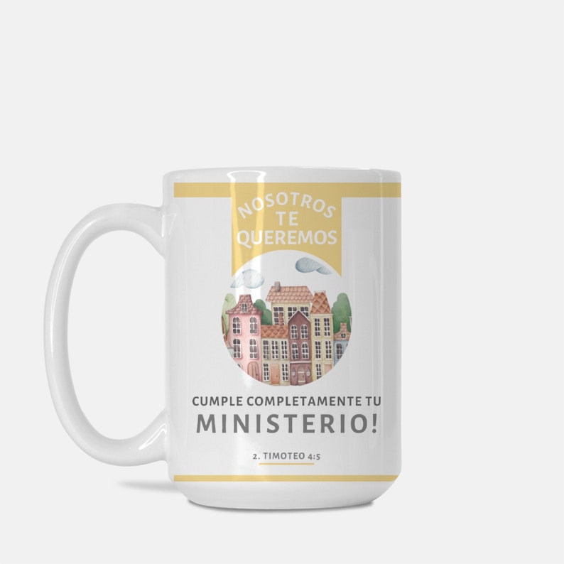 Peut inclure: Une tasse en c&eacute;ramique blanche avec une banni&egrave;re jaune qui dit "NOSOTROS TE QUEREMOS" et une illustration aquarelle d'une petite ville avec des maisons. Le texte sous l'illustration dit "CUMPLE COMPLETAMENTE TU MINISTERIO! 2. TIMOTEO 4:5"