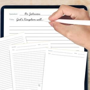 K&ouml;nnte beinhalten: Ein digitales Tablet zeigt eine linierte Seite mit dem Text "Speaker: Br Johnson" und "Title: God's Kingdom will." Eine Hand, die einen wei&szlig;en Stift h&auml;lt, schreibt auf den Bildschirm. Mehrere linierte Papierb&ouml;gen befinden sich im Vordergrund.