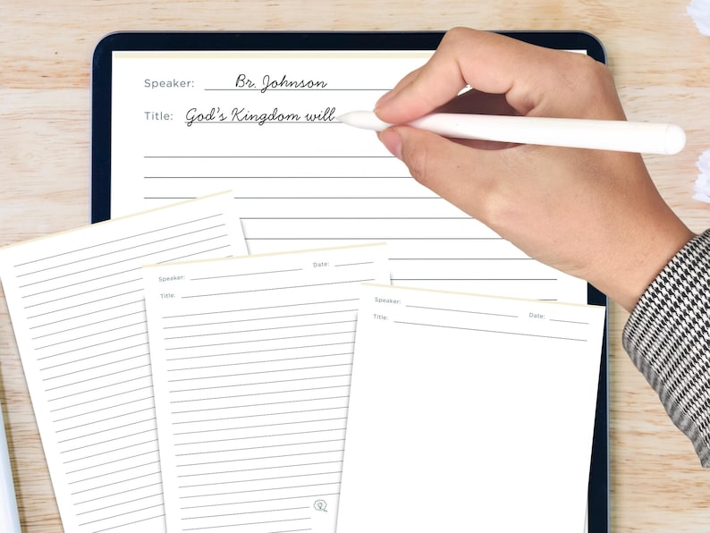 K&ouml;nnte beinhalten: Ein digitales Tablet zeigt eine linierte Seite mit dem Text "Speaker: Br Johnson" und "Title: God's Kingdom will." Eine Hand, die einen wei&szlig;en Stift h&auml;lt, schreibt auf den Bildschirm. Mehrere linierte Papierb&ouml;gen befinden sich im Vordergrund.