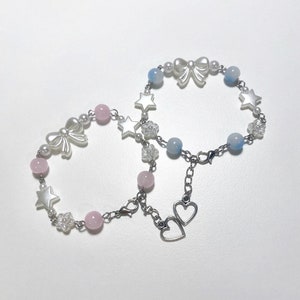 Bracciale Coquette / Gioielli dell'amicizia / Accessori perle con fiocco in rilievo / Gioielli minimalisti / Perline con ciondoli a stella / Idea regalo / Fatto a mano immagine 1