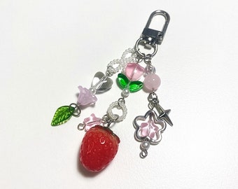 Erdbeer Schlüsselanhänger | Niedlicher Blumenherz Schlüsselanhänger | Fairycore Schmuck | Handy-Schmuckanhänger | Perlenzubehör | Handgemachte Geschenk Idee