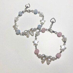 Bracciale Coquette / Gioielli dell'amicizia / Accessori perle con fiocco in rilievo / Gioielli minimalisti / Perline con ciondoli a stella / Idea regalo / Fatto a mano immagine 2