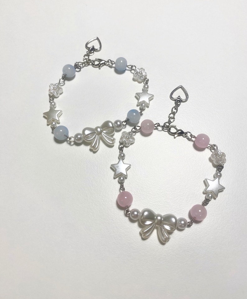 Bracciale Coquette / Gioielli dell'amicizia / Accessori perle con fiocco in rilievo / Gioielli minimalisti / Perline con ciondoli a stella / Idea regalo / Fatto a mano immagine 2