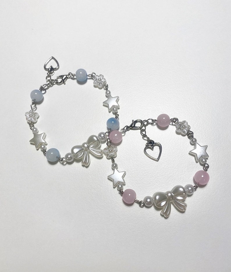 Bracciale Coquette / Gioielli dell'amicizia / Accessori perle con fiocco in rilievo / Gioielli minimalisti / Perline con ciondoli a stella / Idea regalo / Fatto a mano immagine 6