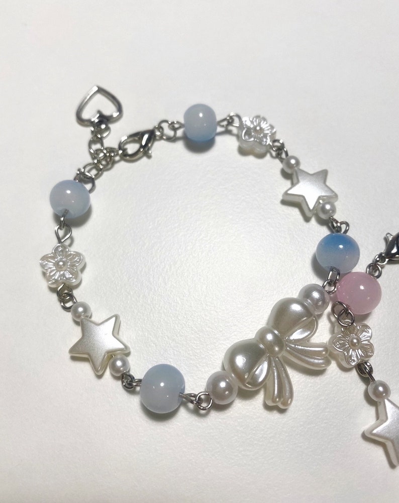 Bracciale Coquette / Gioielli dell'amicizia / Accessori perle con fiocco in rilievo / Gioielli minimalisti / Perline con ciondoli a stella / Idea regalo / Fatto a mano immagine 3