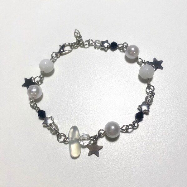Y2K Star bracelet | Grunge jewelry | Beaded jewellery | Minimalist bead accessories | Pearl beads | Silver charms | Gift idea | Handmade