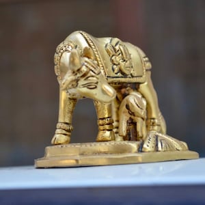Brass Balaji Cow Idol – 9cm Hindu Sacred Cow Statue – Handmade Indian Decor – Vastu Figurine – Temple Puja Gift – Divine Kamadhenu Sculpture
