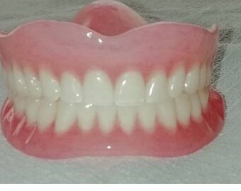 Denti acrilici superiori e inferiori per protesi fatti a mano