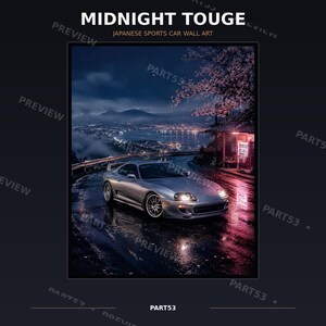 Könnte beinhalten: Ein Wandkunstdruck mit dem Titel MIDNIGHT TOUGE zeigt einen silbernen japanischen Sportwagen, der nachts auf einer nassen, dunklen Bergstraße parkt. Die Szene umfasst einen leuchtend roten Verkaufsautomaten und blühende Kirschbäume.