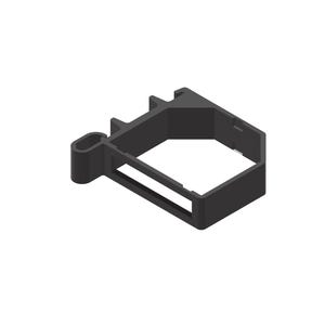 Puede incluir: Un soporte rectangular de plástico negro con una abertura y un lazo redondeado. El diseño geométrico presenta líneas rectas y ángulos rectos. El objeto está sobre un fondo blanco. Probablemente se utiliza para montaje o fijación.