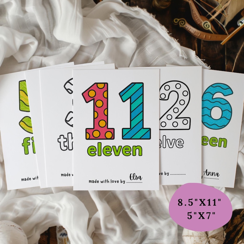 Pu&ograve; includere: Un set di biglietti bianchi con numeri e parole colorate. Il numero 11 &egrave; rosa con pois gialli e strisce turchesi. La parola "undici" &egrave; in verde. Le carte sono disponibili nei formati 21,6 cm x 27,9 cm e 12,7 cm x 17,8 cm.