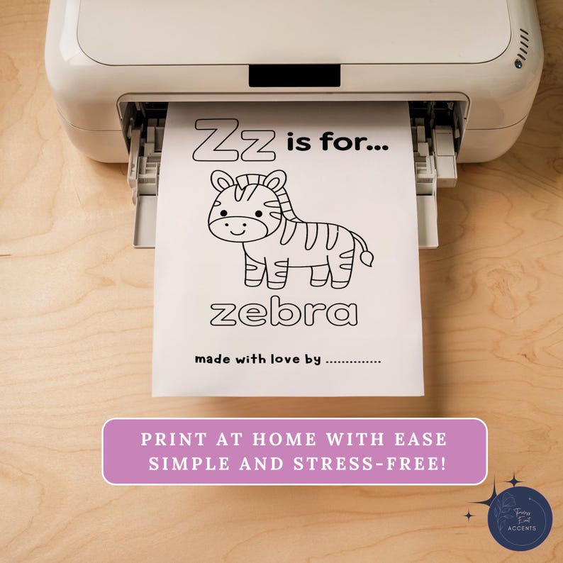 Pu&ograve; includere: Una stampante bianca che stampa una pagina da colorare con un zebra dei cartoni animati e il testo "Zz is for... zebra". La pagina include anche il testo "made with love by" e "PRINT AT HOME WITH EASE SIMPLE AND STRESS-FREE!"