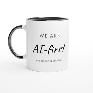 Taza "Somos IA primero", "Hemos añadido un chatbot", taza divertida para gerentes de producto, humor para startups, regalo para líderes tecnológicos, equipo de software