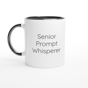 Taza "Senior Prompt Whisperer", divertida taza de café para ingenieros de IA, regalo promocional para programadores, humor sobre aprendizaje automático, regalo para líderes técnicos