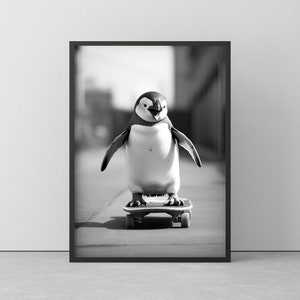 POSTER von Baby PINGUIN auf SKATEBOARD - Lustiges Wandbild in Schwarz/Weiß - Tier Poster gerahmt - Geschenk oder Dekoration