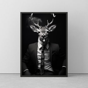 GANGSTER REH RAUCHT - Einzigartiges Hirsch Wandbild in Schwarz/Weiß - Tier Poster gerahmt - Geschenk oder Dekoration - Funny Deer Poster
