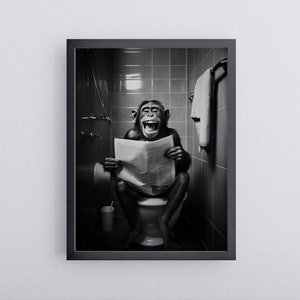 Affe Auf Toilette | Lustiges Poster für Badezimmer | Monkey Wallart schwarz/weiß | Poster im Holzrahmen | Wandbild Ready to hang