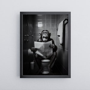 Scimmia sulla toilette | Poster divertente per il bagno | Decorazione da parete scimmia bianco/nero | Poster con cornice in legno | Murale pronto per essere appeso
