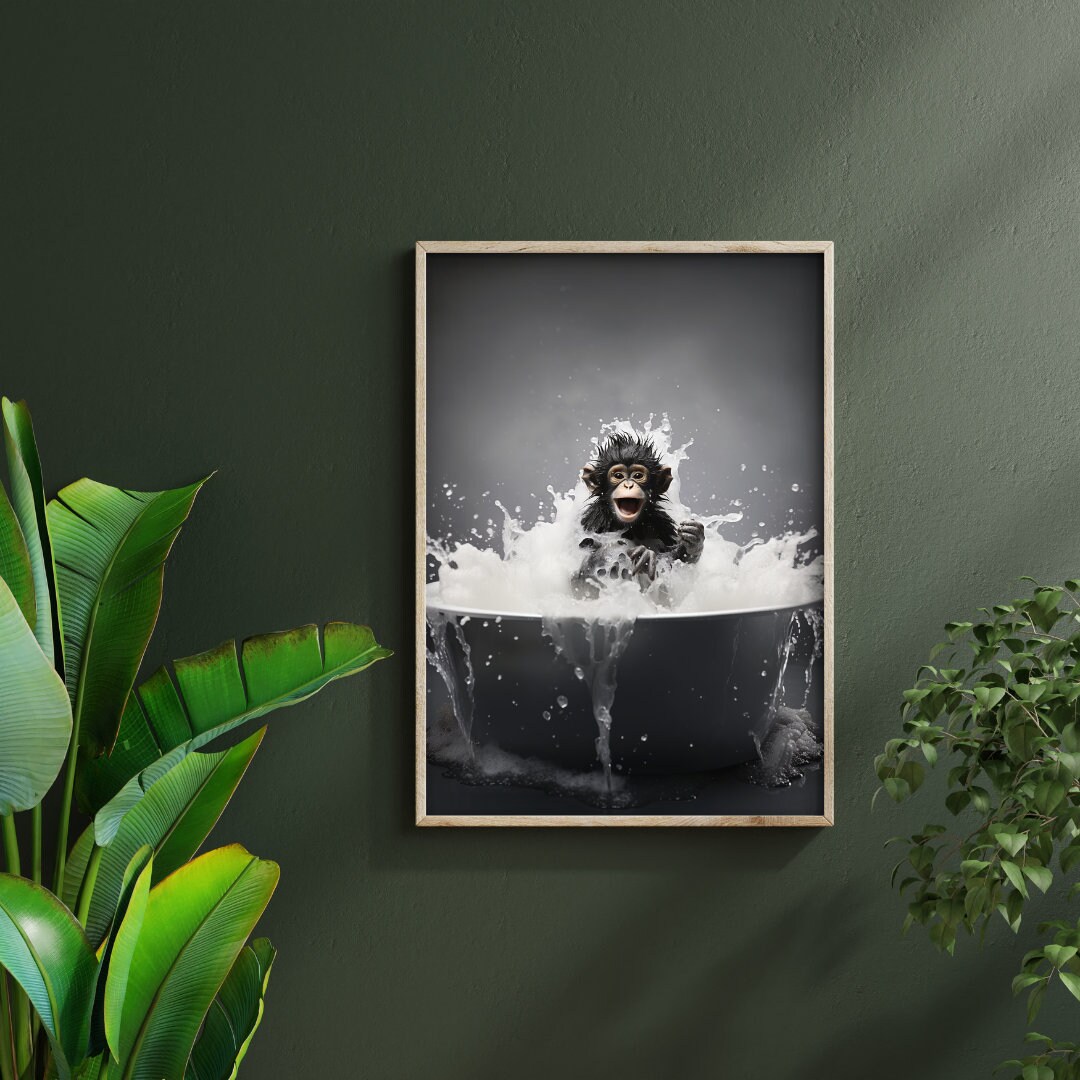 SCIMMIA nella VASCA DA BAGNO | POSTER divertente per il bagno | Decorazione da parete scimmia nera/bianca | Poster con cornice in legno | Murale pronto per essere appeso - Italia