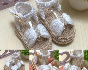 Plate-forme de sandales bébé au crochet personnalisées faites main, cadeau bébé fille, sandales blanches personnalisées bébé fille, sandales bébé au crochet pour nouveau-né