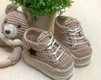 Baskets bébé personnalisées au crochet faites main, chaussures pour berceau, chaussures bébé au crochet, baskets au crochet comme cadeau de naissance