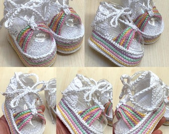 Plate-forme colorée de sandales de bébé au crochet faites main, plate-forme de sandales de nouveau-né blanches faites main, plate-forme de sandales de bébé faites main