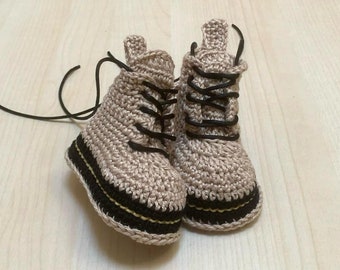 Baskets bébé beiges au crochet, neutres entre les sexes, baskets bébé au crochet, cadeau de baby shower, mandrins de naissance au crochet, crochet pour chaussures de bébé