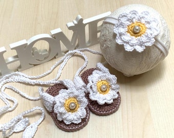 Sandales bébé blanches faites main au crochet avec bandeau bébé Crochet GRATUITEMENT, chaussures nouveau-né au crochet avec fleurs de marguerite