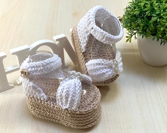 Sandales plates-formes blanches au crochet pour bébé, Sandales bébé au crochet pour occasions spéciales, Chaussures de baptême blanches au crochet pour bébé fille