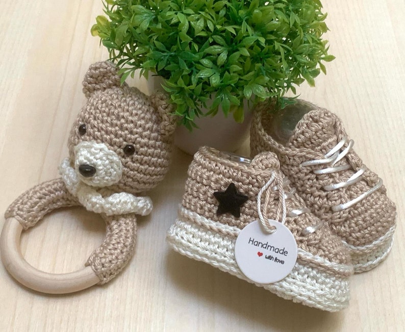 Baskets bébé personnalisées au crochet faites main, chaussures pour berceau, chaussures bébé au crochet, baskets au crochet comme cadeau de naissance image 4