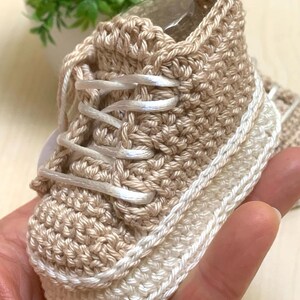 Baskets bébé personnalisées au crochet faites main, chaussures pour berceau, chaussures bébé au crochet, baskets au crochet comme cadeau de naissance image 10