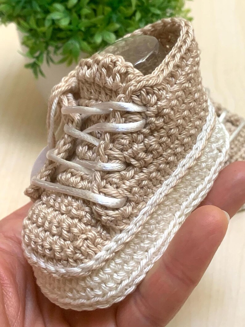 Baskets bébé personnalisées au crochet faites main, chaussures pour berceau, chaussures bébé au crochet, baskets au crochet comme cadeau de naissance image 10