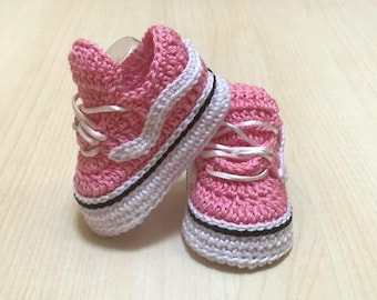 Baskets personnalisées roses pour bébé au crochet, faites main, cadeau de baby shower fait main, chaussures pour enfants et bébé au crochet