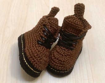 Bottines baskets marron pour bébé au crochet, chaussures bébé au crochet, chaussettes personnalisées pour nouveau-né, cadeau de shower de bébé révéler le sexe, cadeau nouveau bébé au crochet